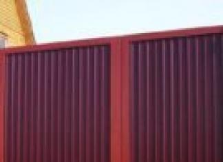 Do-it-yourself gates made of corrugated sheets